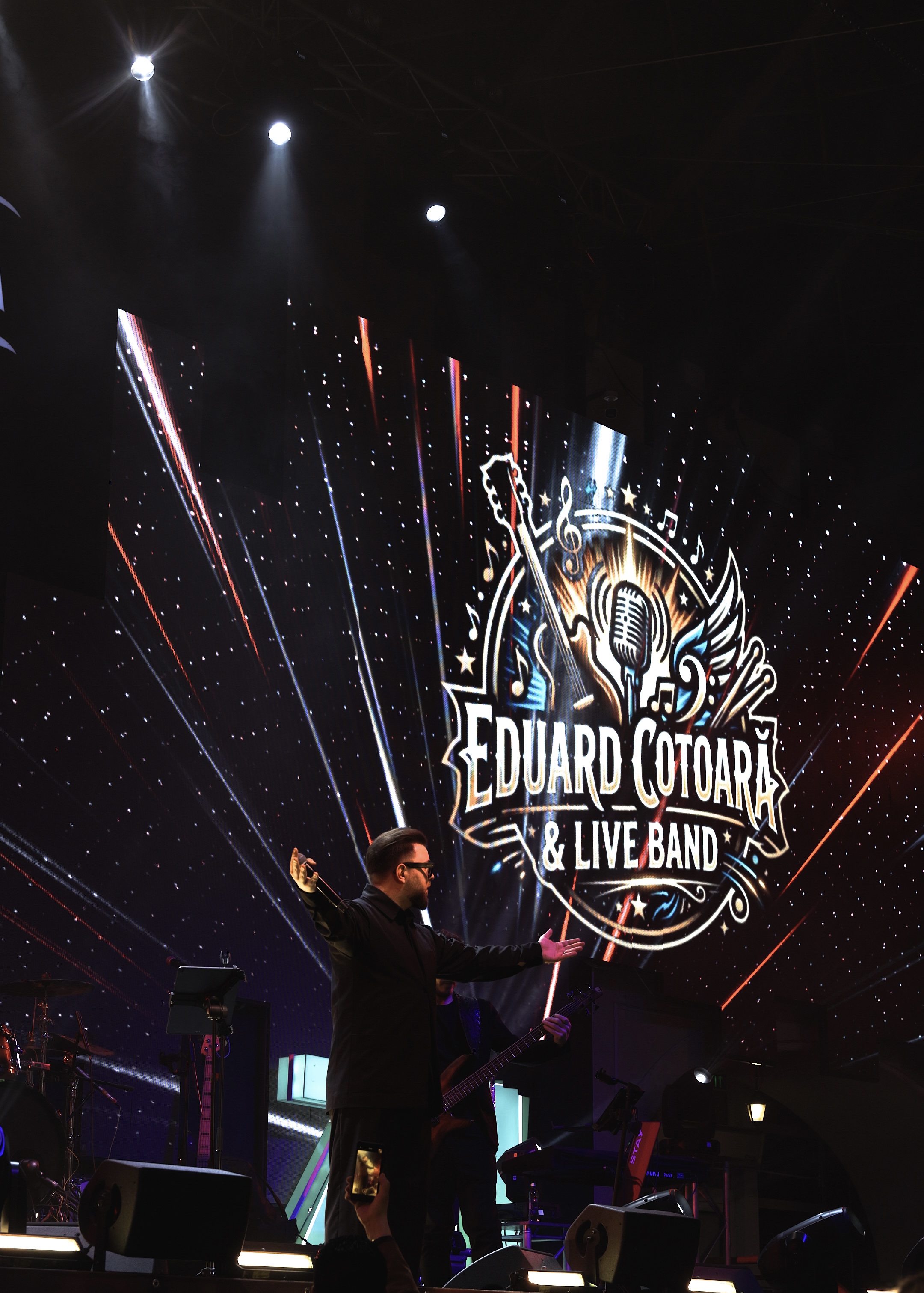 Eduard Cotoară & Live Band — scenă cu LED