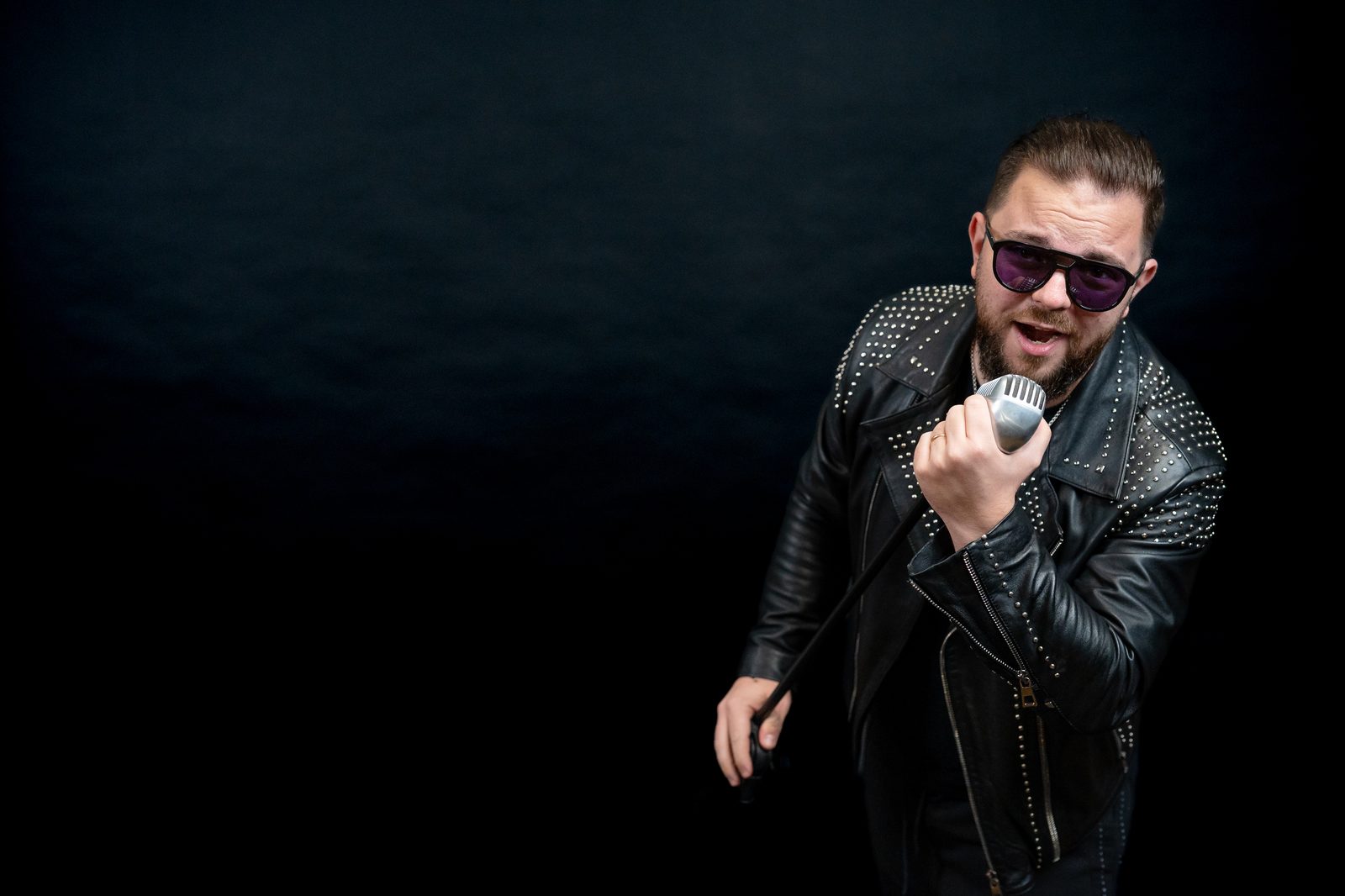 Eduard Cotoară artist live pe scenă